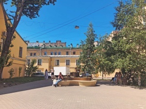 На месте вытоптанного газона в сквере на Марата активисты «Зеленого Петербурга» высадят сотни многолетних растений